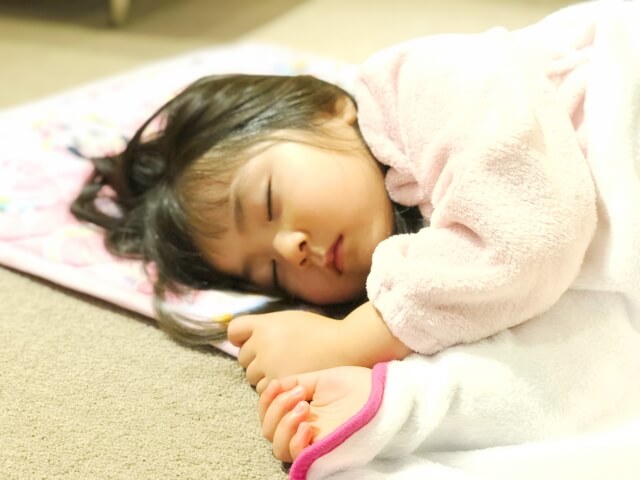 子供の服装を気温に合わせて変える目安を解説！肌着や寝る時はどうする？｜さっくの気になる情報発信